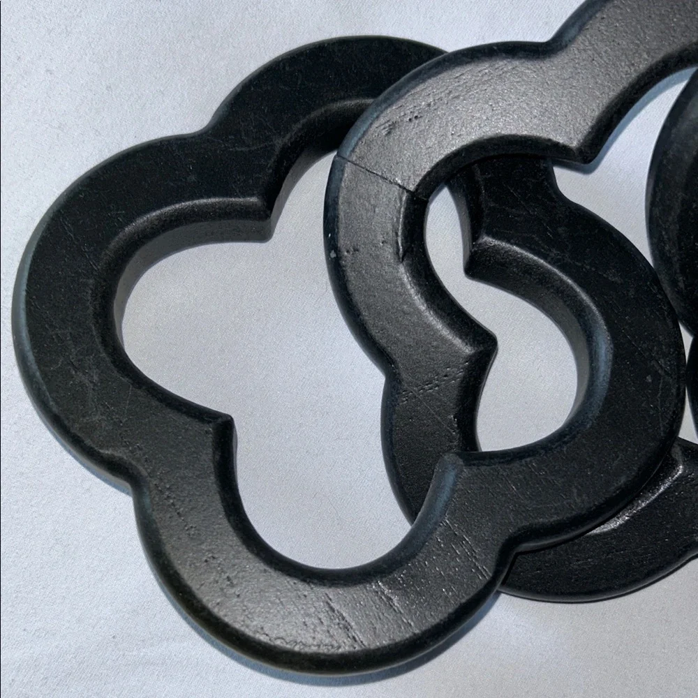 Pier 1 Matte Black Wood Rustic Clover Interlocking Chain Decor